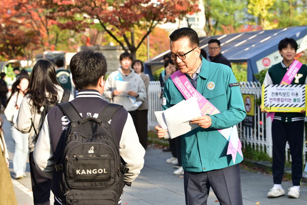 ▲ 전동킥보드 관련 캠페인 전개하는 이재호 연수구청장.