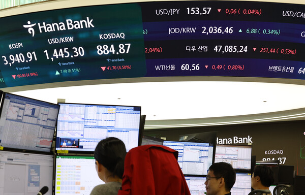 ▲ 서울 중구 하나은행 딜링룸에 4000 아래 떨어진 코스피 시세가 보이고 있다. /뉴시스