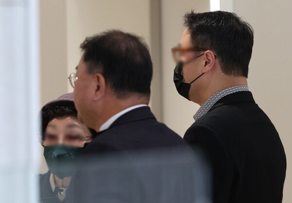 ▲ 윤석열 전 대통령의 부인 김건희 여사의 모친 최은순(왼쪽) 씨와 오빠 김진우(오른쪽) 씨가 4일 오전 서울 종로구 KT광화문빌딩 웨스트에 마련된 김건희 여사의 의혹을 수사하는 민중기 특별검사 사무실에 피의자 신분으로 출석하고 있다. /뉴시스