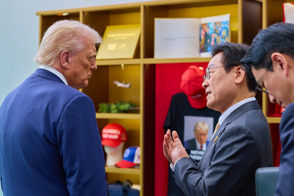 ▲ 이재명 대통령과 도널드 트럼프 미국 대통령이 대화하고 있다. /뉴시스