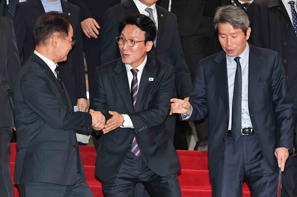 ▲ 김민석 국무총리가 4일 서울 여의도 국회에서 열린 2026년도 예산안 및 기금운용계획안에 대한 이재명 대통령의 시정연설이 끝난 뒤 국회를 나서고 있다.  /뉴시스