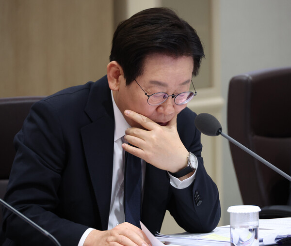 ▲ 자료 보는 이재명 대통령. /뉴시스