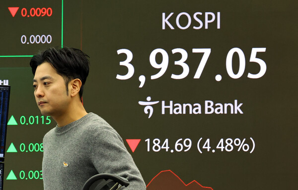 ▲ 서울 중구 하나은행 딜링룸에 4000 아래 떨어진 코스피 시세가 보이고 있다. /뉴시스