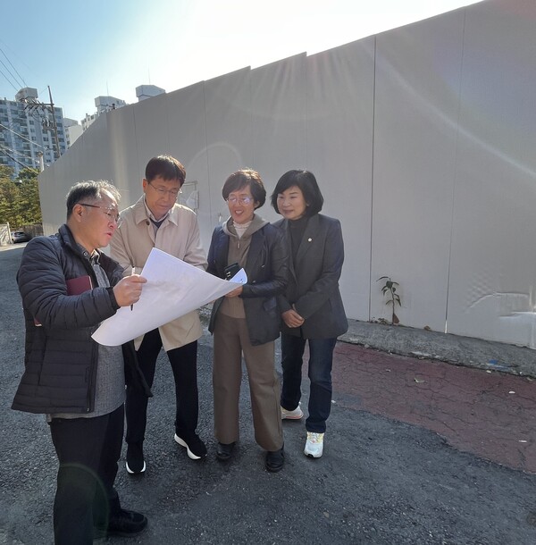 ▲ 성해란 의원(우측에서 첫 번째) 홍릉6구역 재개발 현장 점검 실시 모습.