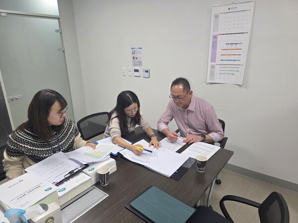 ▲ 김완규 의원 예산 보고 받는 모습.