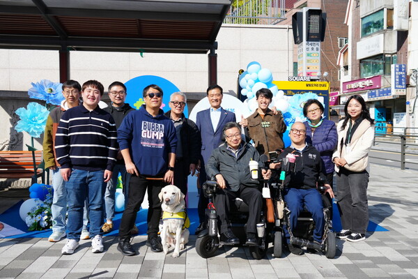 ▲ 이승로 성북구청장(뒷줄 오르쪽 네 번째)이 장애인식개선 거리캠페인에 참석해 기념촬영을 하고 있다.