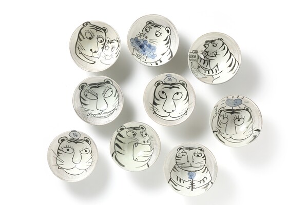 ▲ 마그나갤러리 전시 참여작가 작품 허상욱, 분청 은채 호랑이 사발.