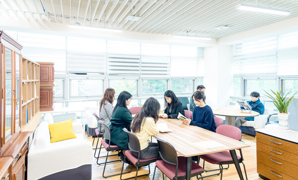 ▲ 성남문화재단 사내도서관 스마트SN라운지.