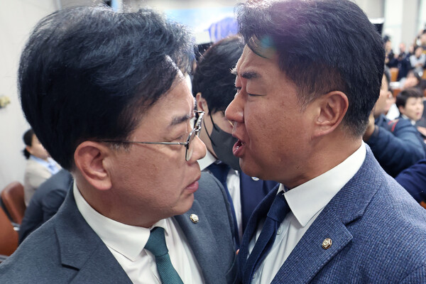 ▲ 송언석 국민의힘 원내대표와 이기헌 더불어민주당 의원이 충돌하고 있다. /뉴시스