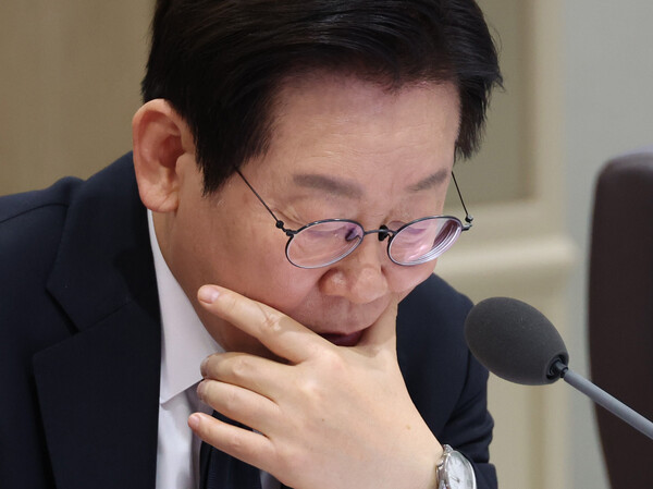 ▲ 자료 보는 이재명 대통령. /뉴시스