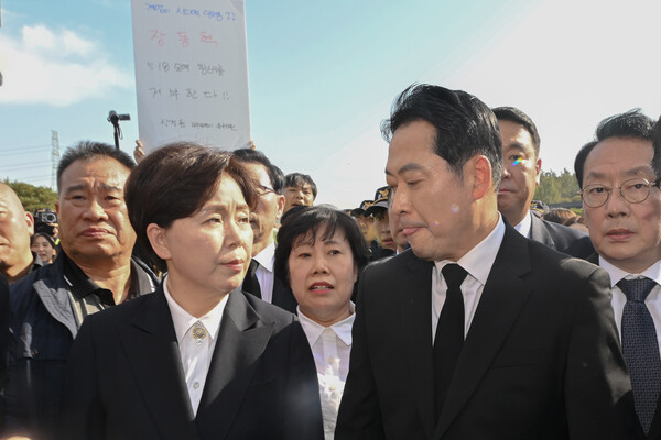 ▲ 장동혁(오른쪽) 국민의힘 당대표와 양향자 최고위원이 6일 오후 광주 북구 운정동 국립5·18민주묘지에서 광주시민들에 의해 참배가 가로막히자 난처해하며 서로를 바라보고 있다. /뉴시스