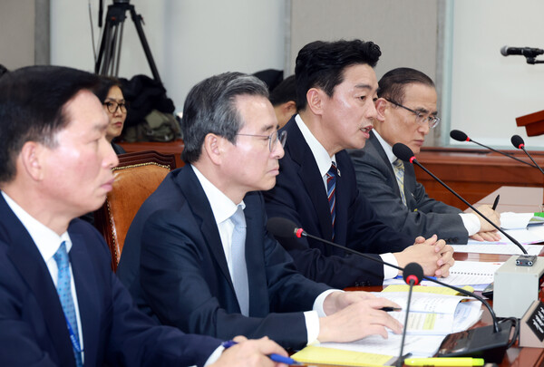 ▲ 질의에 답변하는 강훈식 비서실장. /뉴시스