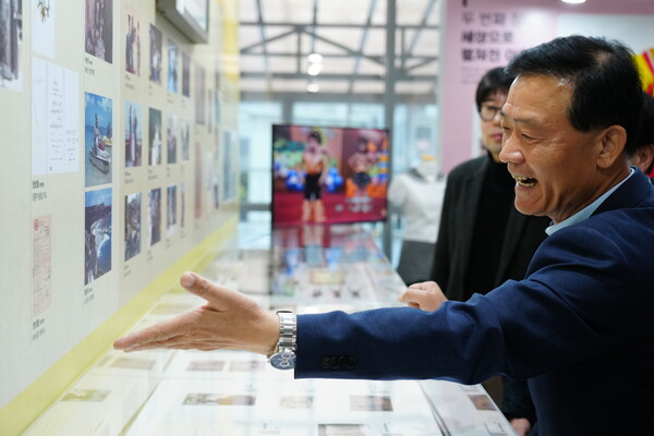 ▲ ‘제5회 성북 마을기록 전시’ 관람하는 이승로 성북구청장.