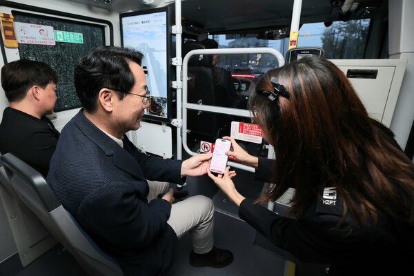 ▲ 정명근 화성특례시장이 항저우시 공공교통 유한회사를 방문하여 자율주행 시스템을 체험하고 있다.