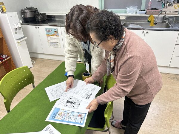 ▲ 수원특례시 팔달구 우만2동 동절기 한파쉼터 안전 점검 실시 모습.