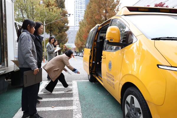 ▲ 안양시 '2025년 지역아동센터 어린이통학버스 안전점검' 실시 모습.
