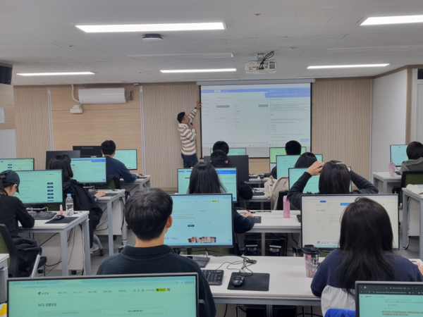 ▲ 청년 대상 AI 자격증 취득 과정 운영 모습.