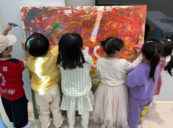 ▲ '키즈콜라주' 베이직 미술 체험 활동 모습.