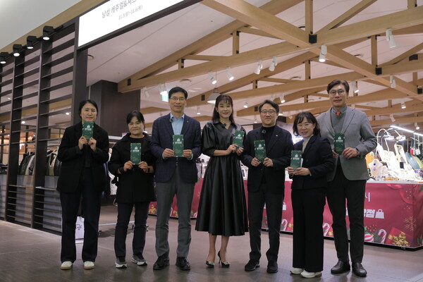 ▲ 행사기간 중 방송인 현영과 성남시 임종철 부시장, 성남산업진흥원 이의준 원장이 행사장을 방문해 성남시 중소기업들을 위해 응원했다.