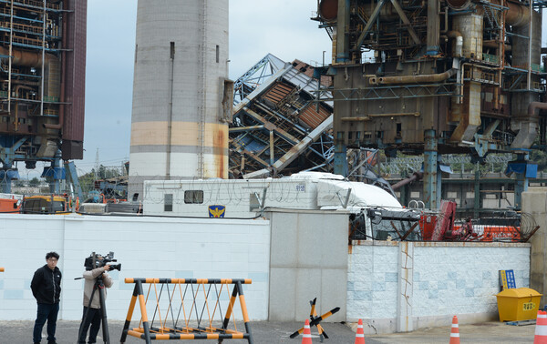 ▲ 울산 남구 용잠동 한국동서발전 울산화력발전소 대형 구조물이 무너지는 사고 발생 사흘째인 8일 오전 소방관 등 관계자들이 매몰자 구조작업을 하고 있다. /뉴시스
