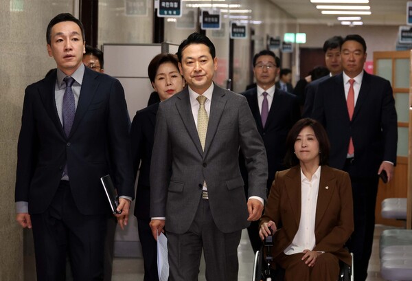 ▲ 장동혁(가운데) 국민의힘 대표가 서울 여의도 국회에서 열린 최고위원회의에 참석하고 있다. /뉴시스