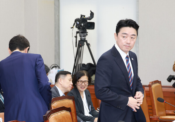 ▲ 국감 출석하는 강훈식 비서실장. /뉴시스