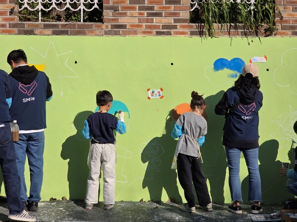 ▲ 지난 1일 성동구와 SM엔터가 함께 구립금봉어린이집 노후 시설에 벽화를 조성 중인 모습.