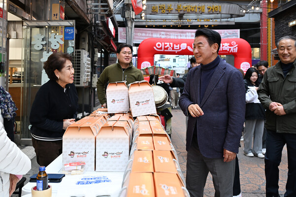 ▲ 김동근 시장이 ‘제18회 의정부 부대찌개축제’에서 상인들과 소통하고 있다.