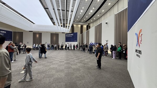 ▲ 지난 9일 경주화백컨벤션센터 3층 기념촬영장을 찾은 시민들이 APEC 정상회의 당시의 공간을 관람하며 현장의 분위기를 직접 느끼고 있다.