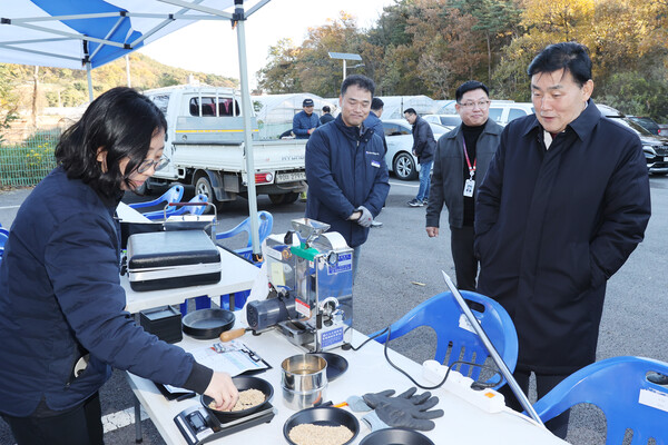 ▲ 옹진군, 2025년산 공공비축미곡 건조벼 매입 현장 방문 점검 모습.