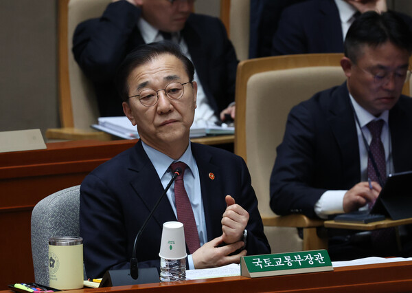 ▲ 의원질의 듣는 김윤덕 장관. /뉴시스