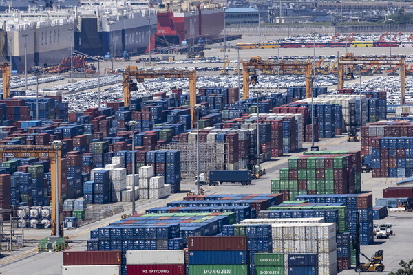 ▲ 평택항 부두 야적장에 수출입 컨테이너가 쌓여 있다. /뉴시스