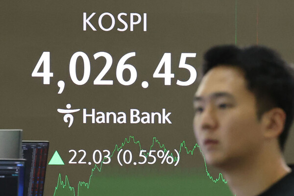 ▲ 서울 중구 하나은행 딜링룸에서 딜러들이 업무를 보고 있다. /뉴시스