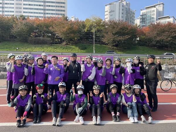 ▲ 이필형 동대문구청장이 자전거교실 수강생들과 함께 기념촬영을 하고 있다.