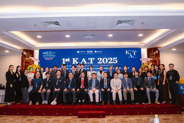 ▲ (맨 앞줄 배석 좌석 좌측부터) 리본의원 김병선 원장, 리메이드의원 이정훈 원장, KBIT 노현택 대표, 성남산업진흥원 김홍철 센터장, 르반틴 병원 쩐 반 칸 병원장, 파스칼의원 강경진 원장, 한국스마트의료기기산업진흥재단 허 영 부이사장, 분당서울대병원 허찬영 성형외과장, 순천향대 부천병원 박은수 성형외과장, 분당서울대병원 김종호 교수, 분당서울대병원 김백규 교수.