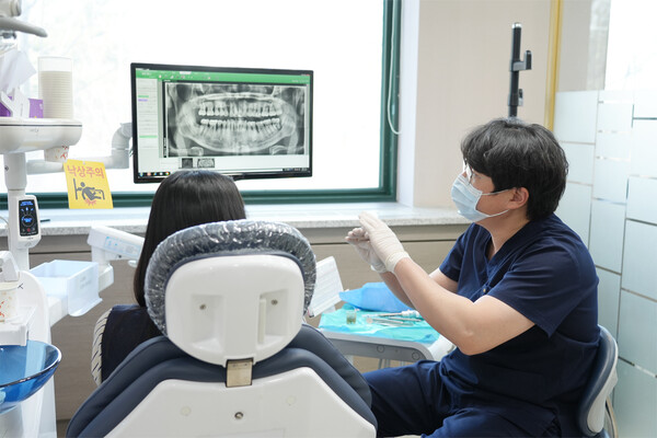 ▲ 분당제생병원 치과 센터 구강악안면외과 선화경 과장 치주질환 환자에게 설명을 하고 있다.