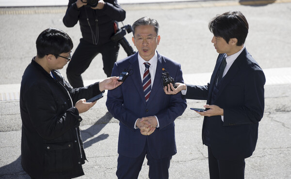 ▲ 정성호 법무부 장관이 10일 오전 경기 과천시 법무부 청사로 출근길에서 검찰의 '대장동 항소 포기' 결정과 관련해 취재진 질문에 답하고 있다. /뉴시스