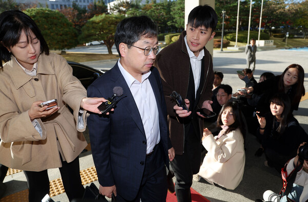 ▲ 대장동 사건 항소 포기를 두고 검찰 조직 내부에서 거센 반발이 이어지고 있는 가운데 노만석 검찰총장 직무대행이 11월 10일 오전 서울 서초구 대검찰청으로 출근하고 있다. /뉴시스