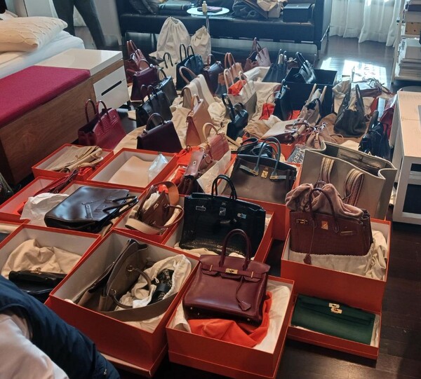 ▲ 국세청은 지난달 20일부터 31일까지 7개 지방자치단체와 함께 재산은닉 혐의가 있는 고액·상습 체납자에 대한 합동수색을 실시했다고 10일 밝혔다. 사진은 현장에서 압류한 명품 가방의 모습.(사진=국세청 제공)