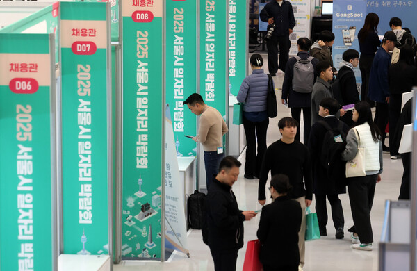 ▲ 지난 6일 오후 서울 중구 동대문디자인플라자(DDP)에서 열린 2025 서울시 일자리 박람회에서 구직자들이 채용관을 둘러보고 있다. /뉴시스