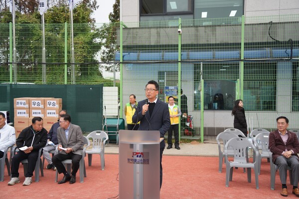 ▲ 강정구 의장이 '2025 평택시의장배 테니스대회'에 참석해 축사를 하고 있다.