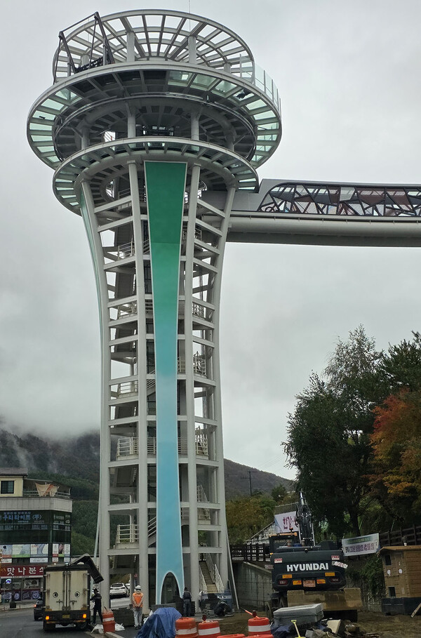 ▲ 태백시가 117억원을 들여 랜드마크로 만들겠다는 태백힐링시팅타워 건축사업이 4차례 이상 공사기간이 연장되면서 10월 말 준공이 연말로 연장이 되고 있다. /뉴시스