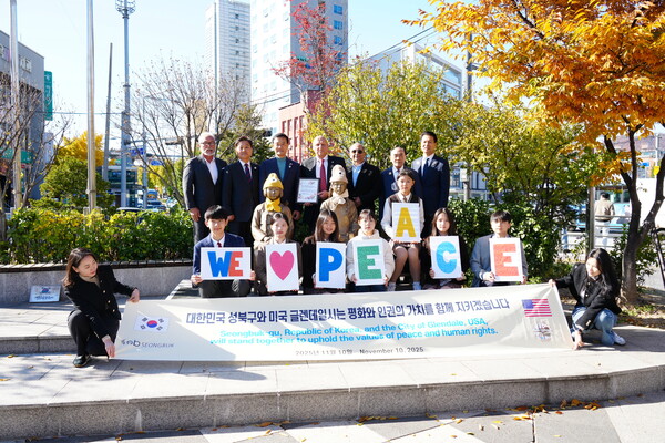 ▲ 이승로 성북구청장(뒷줄 왼쪽 세 번째부터)과 아라 나자리안 미국 캘리포니아주 글렌데일시장 등 참석자들이 성북천 분수마루 광장 ‘평화의 소녀상’에서 퍼포먼스를 선보였다.