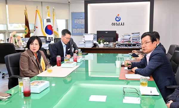 ▲ 이현재 하남시장(오른쪽)과 이수희 강동구청장(왼쪽)이 K-스타월드 협력 논의 및 교통·수변공간 상생발전 논의를 하고 있다.