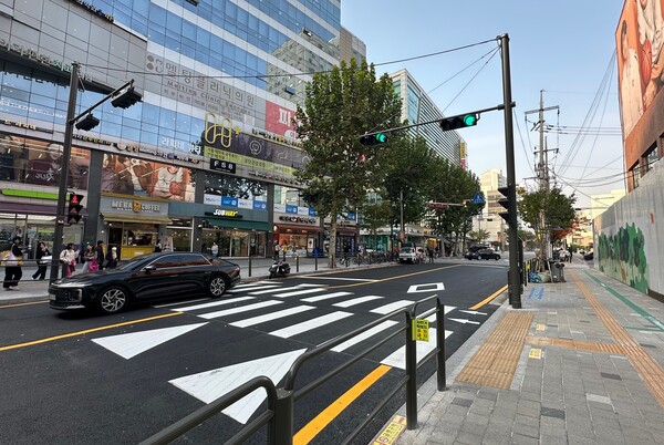 ▲ 성수역 2번 출입구 앞 고원식 횡단보도 이전, 신호등 신설 등 보행환경 개선 공사 후 모습.