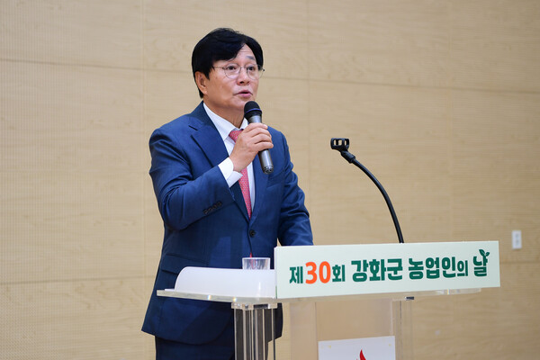 ▲ 강화군, 제30회 강화군 농업인의 날 행사에서 격려사 전하는 박용철 군수.