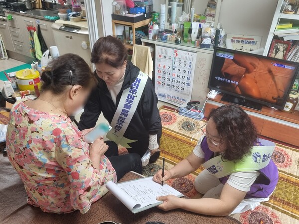 ▲ 50세 이상 1인 가구 후속 재조사 실시 모습.