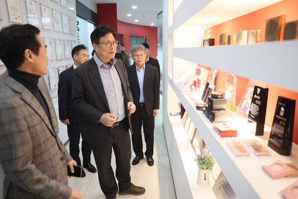 ▲ 도성훈 인천광역시교육감, K-뷰티 선도기업 ㈜레이덱스 방문 사진.