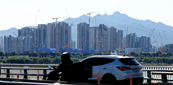 ▲ 서울 반포대교에서 바라본 아파트 건축 현장의 모습. /뉴시스