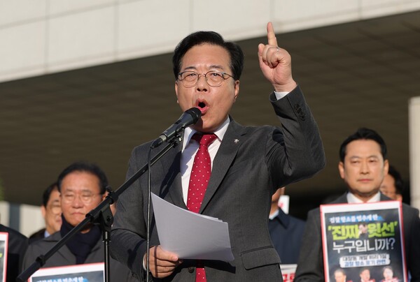 ▲ 국민의힘 송언석 원내대표가 11일 오전 서울 서초구 대검찰청 앞에서 검찰의 대장동 개발 비리사건 항소 포기 관련 긴급 현장 규탄대회를 열고 발언하고 있다. /뉴시스